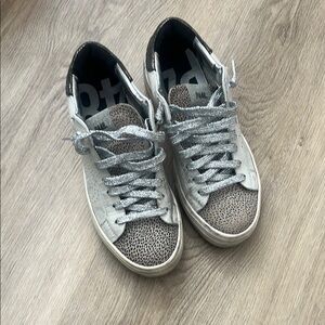 Stylish Leopard Print Sneakers with Silver Laces